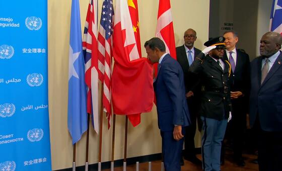 السفير جمال فارس الرويعي الممثل الدائم لمملكة البحرين لدى الأمم المتحدة يُقبل علم بلاده، أثناء مراسم رفع أعلام الدول الخمس التي انضمت إلى عضوية مجلس الأمن بدءا من الأول من يناير 2026.